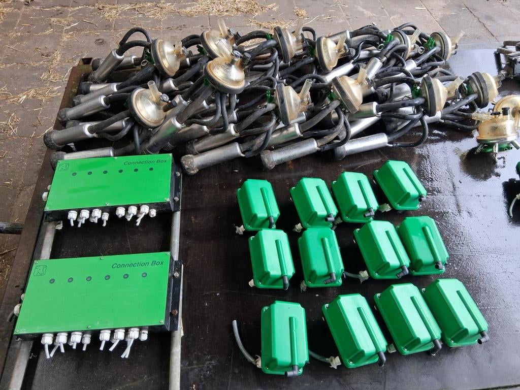 Diverse Manus / delaval melkstal onderdelen.