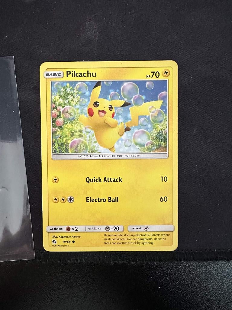 Pikachu (19/68) - Hidden Fates - Excellent, Ophalen of Verzenden, Zo goed als nieuw, Speelkaart(en)