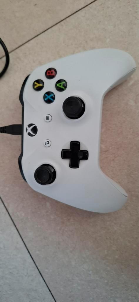 Witte Xbox One Controller inc Kabel - Zo goed als nieuw, Spelcomputers en Games, Spelcomputers | Xbox | Accessoires, Zo goed als nieuw