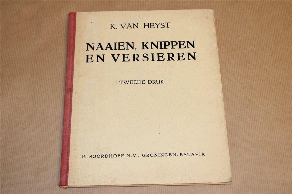Naaien, Knippen & Versieren — Handwerk Schoolboek [1946], Boeken, Ophalen of Verzenden, Gelezen, Overige onderwerpen