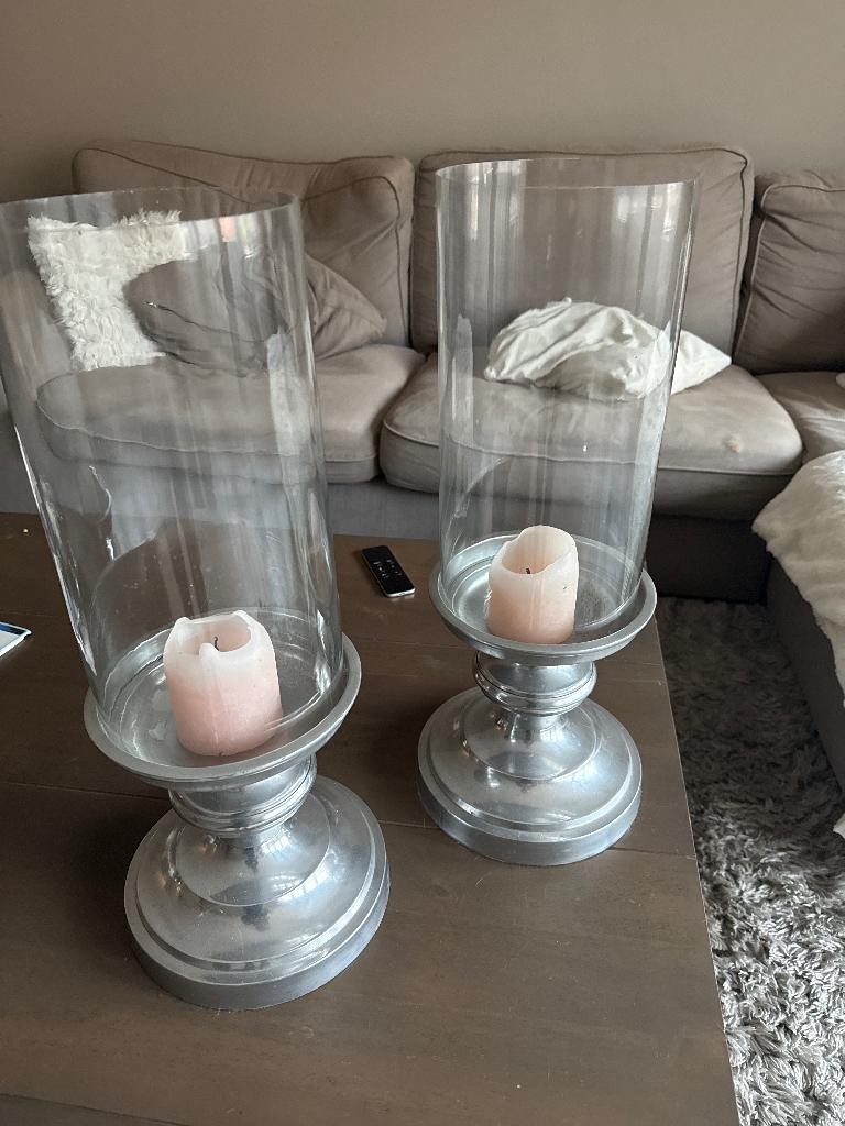 Set van 2 grote glazen windlichten met metalen voet, Huis en Inrichting, Woonaccessoires | Kandelaars en Kaarsen, Ophalen, Overige materialen
