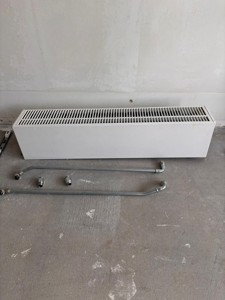 Radson plintradiator type 33-200-900 967w, Ophalen, Gebruikt