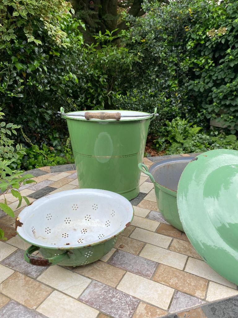 groen emaille emmer en vergiet, Ophalen