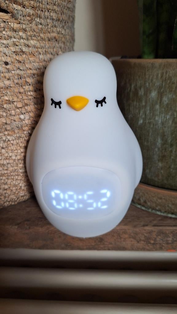 Luvion Slaaptrainer Pinguïn - Nachtlampje & Wekker, Ophalen of Verzenden, Zo goed als nieuw