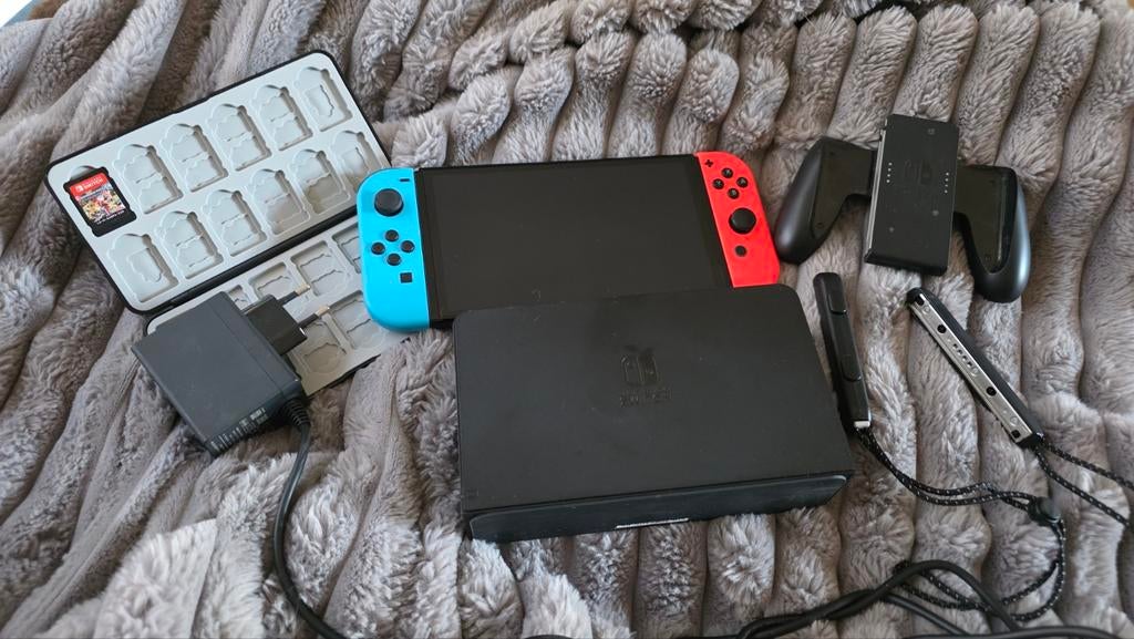 Nintendo Switch Oled, Met games, Zo goed als nieuw, Met 1 controller, Switch OLED
