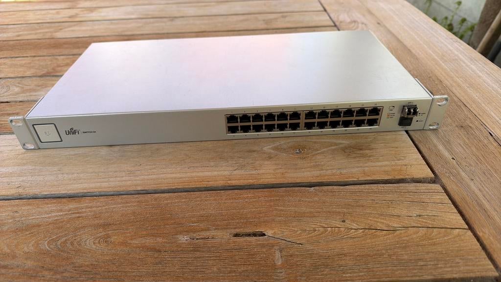 UniFi switch 24 port, Computers en Software, Netwerk switches, Ophalen of Verzenden, Zo goed als nieuw