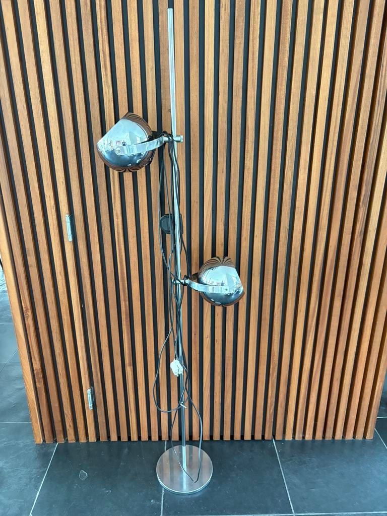 Vintage vloerlamp met metalen bol en chromen voet, Huis en Inrichting, Lampen | Vloerlampen, Ophalen, Gebruikt, Metaal, 100 tot 150 cm