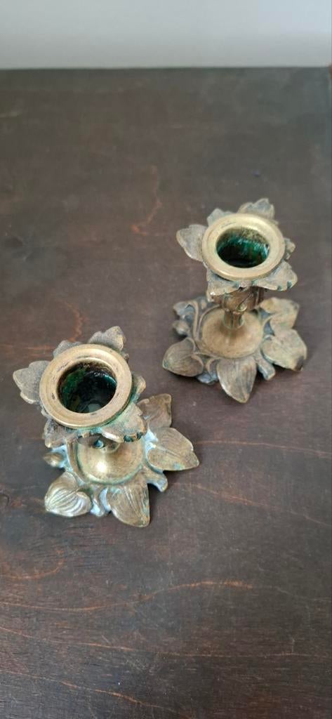 2 messing bronzen 1 pits kandelaartjes met blad motief, Ophalen of Verzenden