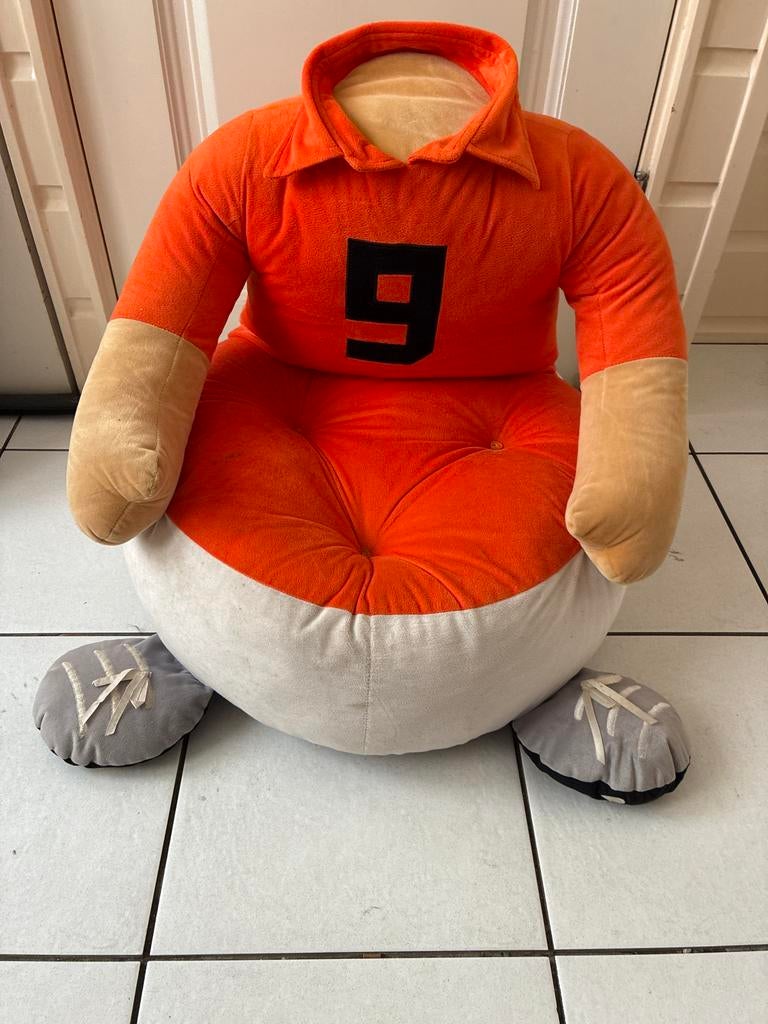 Oranje poef cq zitje van oranje elftal, Huis en Inrichting, Banken | Voetenbanken en Poefen, Minder dan 50 cm, Gebruikt, Ophalen of Verzenden
