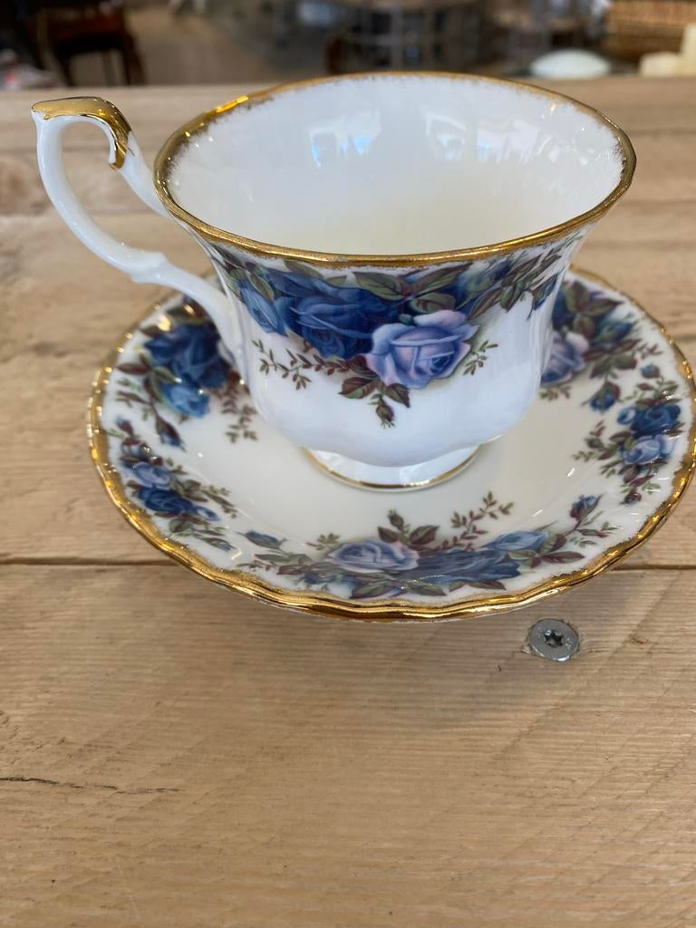 Royal Albert Porseleinen Kop en Schotel met Blauwe Rozen, Ophalen of Verzenden, Zo goed als nieuw, Overige stijlen, Kop(pen) en/of Schotel(s)