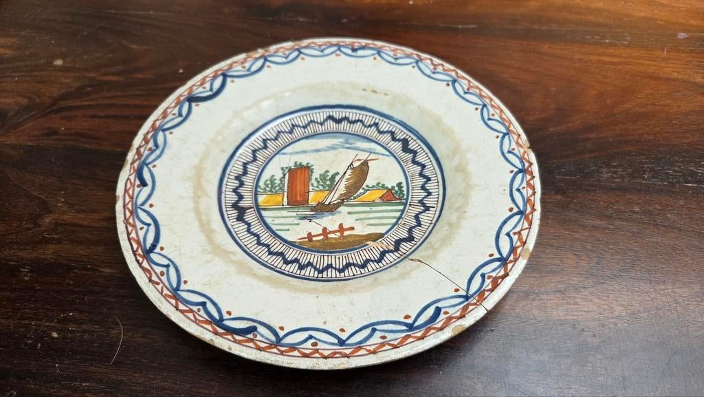 Antiek Delfts Blauw Bord met Schip en Gebruikssporen, Ophalen