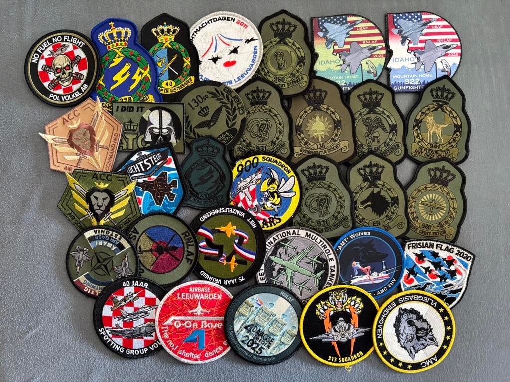 Groot kavel diverse luchtmacht emblemen, Verzenden, Luchtmacht, Nederland, Embleem of Badge