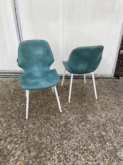 2 stuks kunstleder blauw horeca stoelen zo goed als nieuw!, Ophalen, Twee, Blauw, Zo goed als nieuw