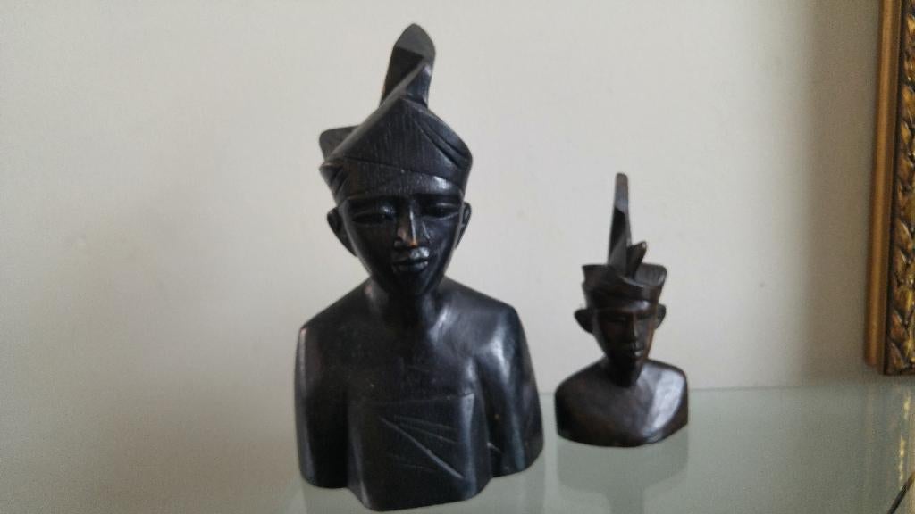 Twee Bustes van Balinese mannen, groot en klein., Minder dan 20 cm, Art deco, Buste, Ophalen of Verzenden