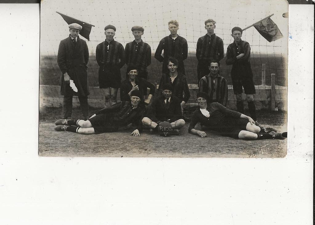 Poeldijk Voetbalelftal PFC 5 met alpinopetten Fotokaart, Ophalen of Verzenden, 1920 tot 1940, Ongelopen, Zuid-Holland