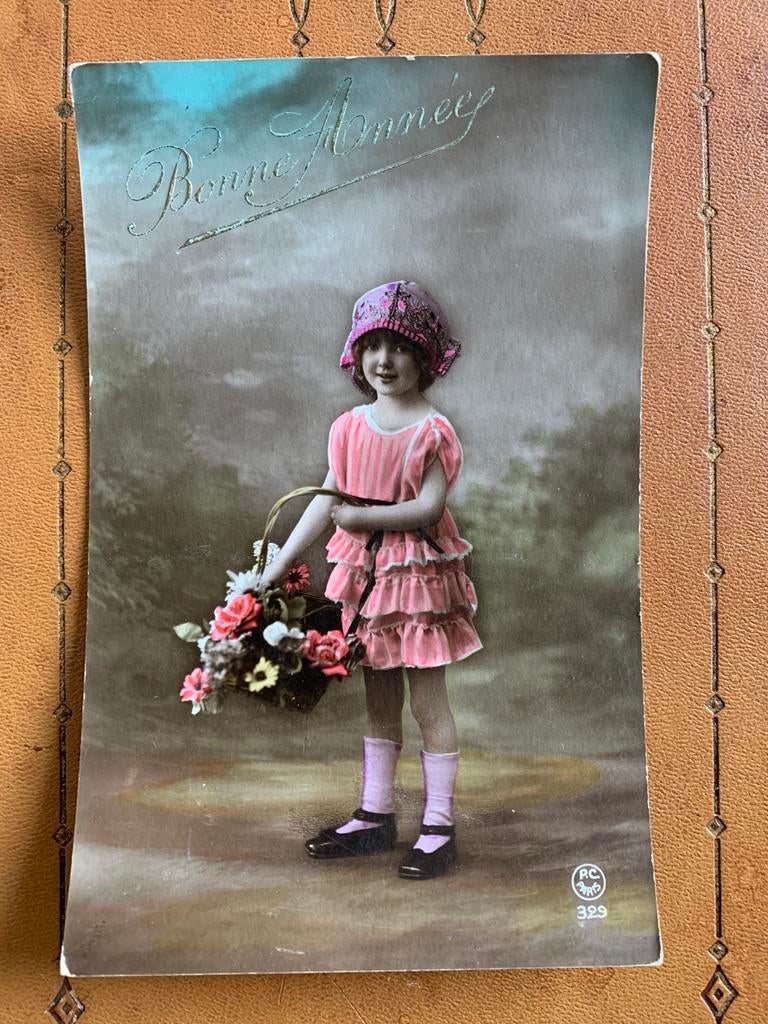 Bonne Année - meisje in roze jurk met mandje bloemen, Ophalen of Verzenden, 1920 tot 1940, Gelopen, Feest(dag)