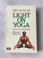 Light on Yoga BKS Iyengar, Gelezen, Meditatie of Yoga, Ophalen of Verzenden, Instructieboek