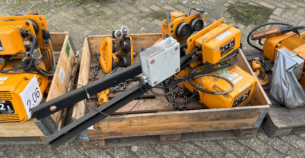 2x Takel met loopkat KITO (2019), Doe-het-zelf en Verbouw, Lieren en Takels, Zo goed als nieuw, Elektrisch, Ophalen of Verzenden