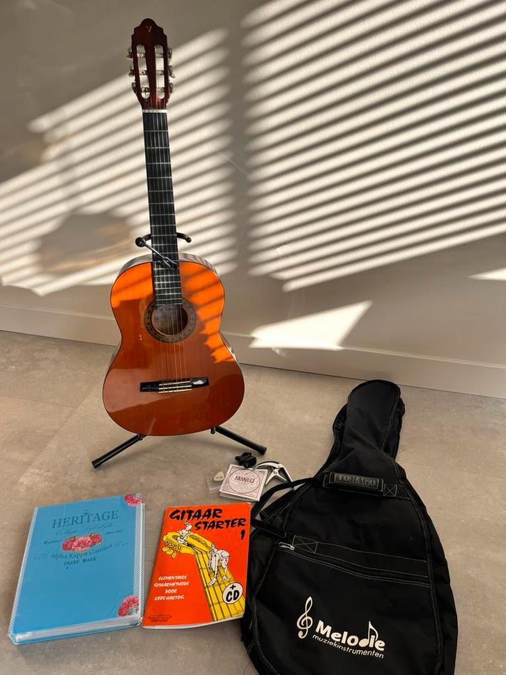 Leuke beginnersgitaar met toebehoren!, Muziek en Instrumenten, Snaarinstrumenten | Gitaren | Akoestisch, Gebruikt, Klassieke of Spaanse gitaar
