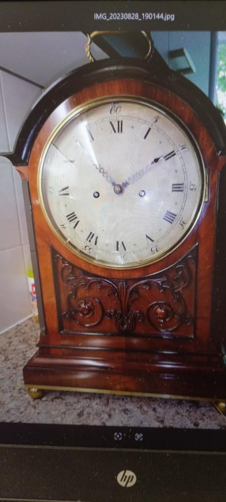 Antieke Schouwklok met Rijkelijk Houten Snijwerk, Ophalen