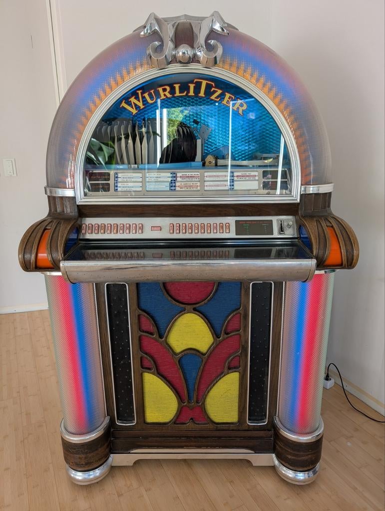 Originele Wurlitzer 1050 Jukebox - Klassieke Muziekervaring, Verzamelen, Automaten | Jukeboxen, Met singles, Gebruikt, 1950 tot 1960