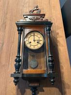 Antieke wandklok met paardendecoratie, Antiek en Kunst, Ophalen