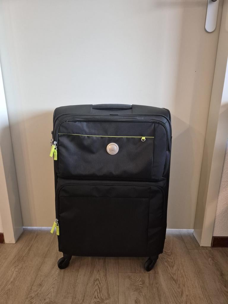 Zwarte Delsey Koffer met Wieltjes en Uitschuifbare Handgreep, Ophalen of Verzenden, Zo goed als nieuw, Zacht kunststof, 35 tot 45 cm