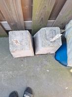 Twee betonnen blokken met metalen pinnen, Tuin en Terras, Ophalen