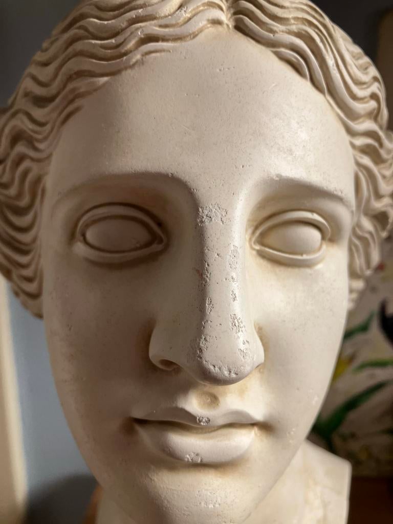 Aphrodite beeld op marmeren sokkel.  Kijken is kopen!!!, Ophalen