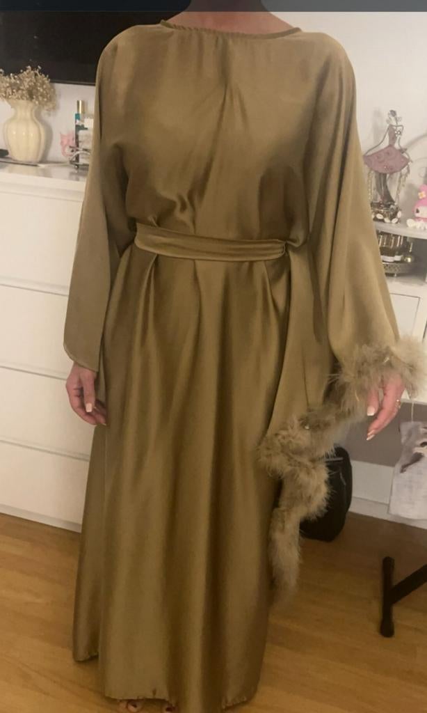 Satijnen Kaftan Jurk met Veren Mouwen, Kleding | Dames, Jurken, Ophalen of Verzenden, Zo goed als nieuw, Onder de knie