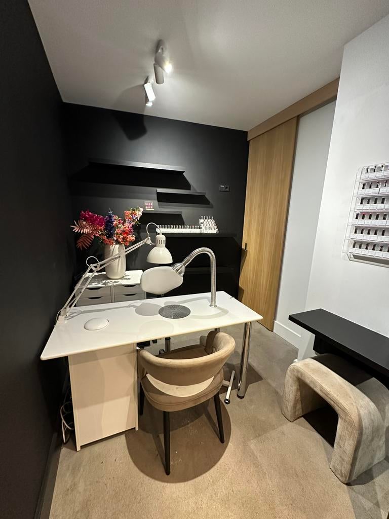 Salonruimte / nageltafel te huur, Huur, Praktijkruimte