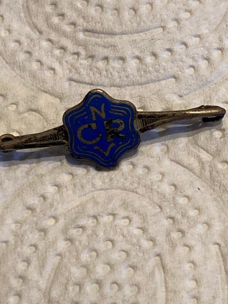 Oude broche NCRV, Ophalen of Verzenden, Zo goed als nieuw, Overige kleuren, Overige materialen