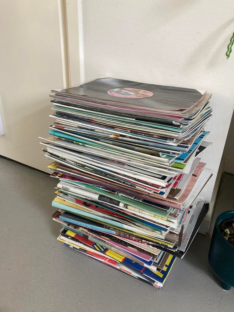 Grote stapel Volkskrantmagazines 2023,24,25,26, Ophalen, Gelezen, Krant