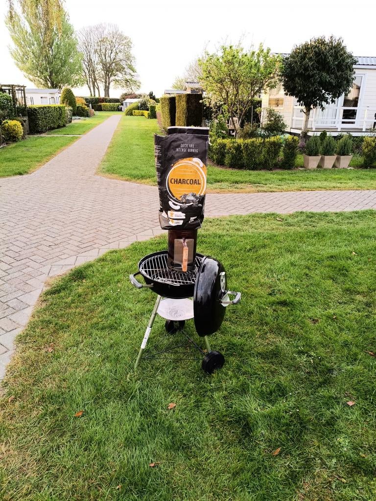 Weber BBQ met starter en houtskool, Tuin en Terras, Houtskoolbarbecues, Ophalen of Verzenden