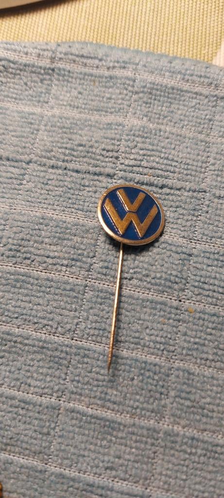 Vintage Volkswagen VW Speldje - Blauw en Goud, Ophalen of Verzenden, Gebruikt, Gebruiksvoorwerp