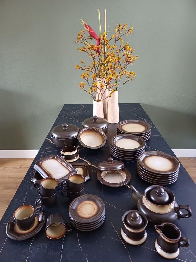 Servies 70er jaren compleet 44-delig bruin beige, Ophalen, Zo goed als nieuw, Overige stijlen, Aardewerk