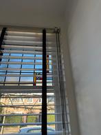 Witte houten jaloezieën met zwarte ladderband, Ophalen, 100 tot 150 cm, Wit, Zo goed als nieuw