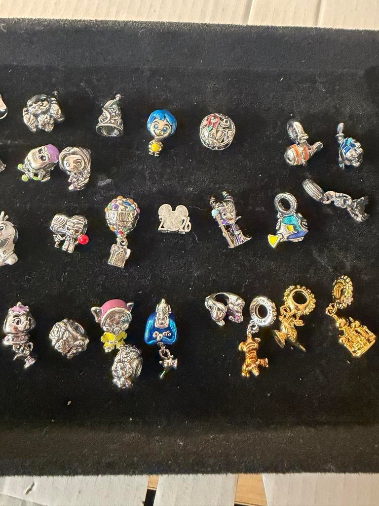 Diverse Disney bedels, Sieraden, Tassen en Uiterlijk, Bedels, Overige merken, Overige materialen, Gebruikt, Verzenden