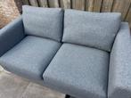 Bank middengrijs 2-zits in zeer goede staat, Ophalen, Tweepersoons, 75 tot 100 cm, Zo goed als nieuw