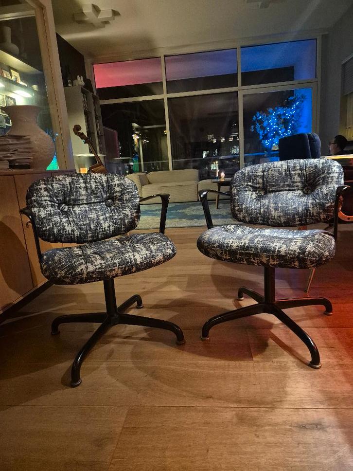 Artifort stoelen blauw, Huis en Inrichting, Stoelen, Gebruikt, Twee, Metaal, Stof, Blauw, Ophalen