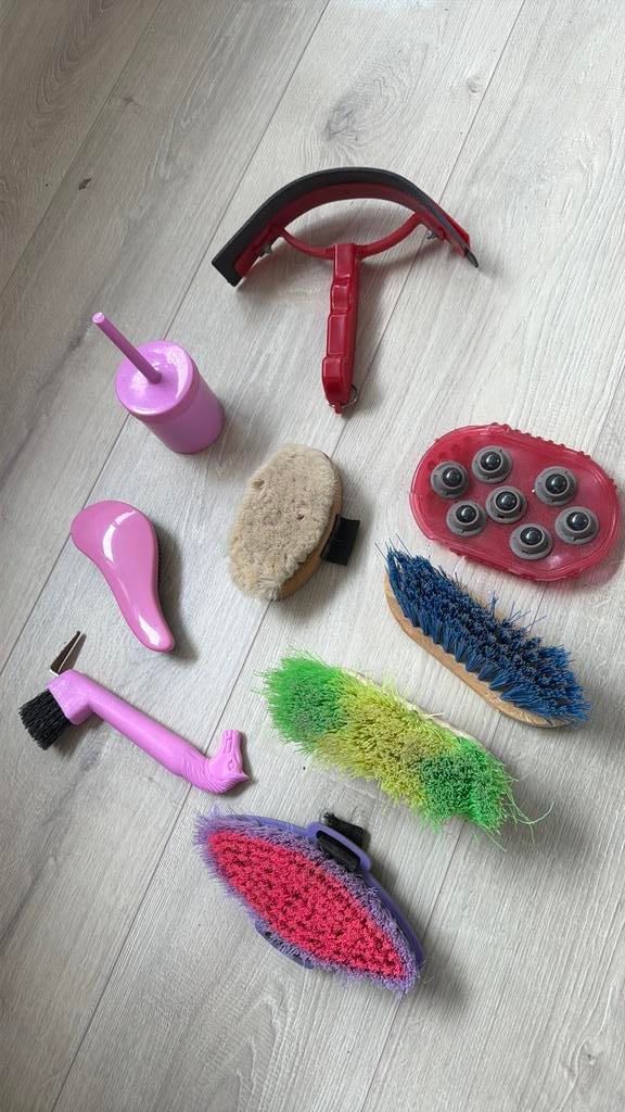 Diverse paarden spullen borstels kam hoeven verzorg pony, Dieren en Toebehoren, Ophalen of Verzenden, Gebruikt