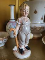 Antiek porseleinen beeldje van jongen met knapzak, Ophalen of Verzenden