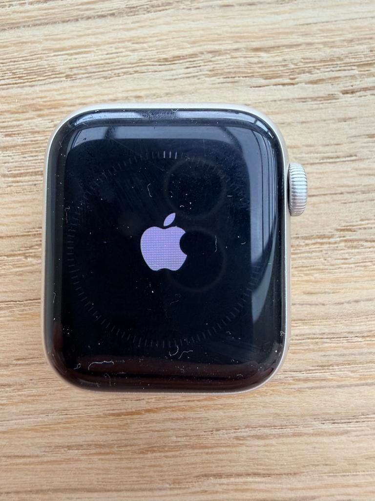 Apple Watch SE 40mm met lader en 3 bandjes (S/M), Afstand, IOS, Ophalen of Verzenden, Zo goed als nieuw