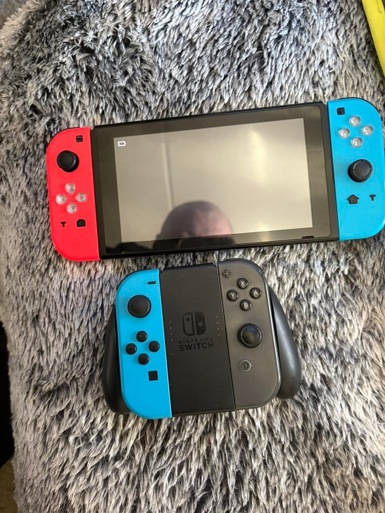 Nintendo switch (2021) met fifa 26, Spelcomputers en Games, Spelcomputers | Nintendo Switch, Ophalen, Zo goed als nieuw, Met harde schijf