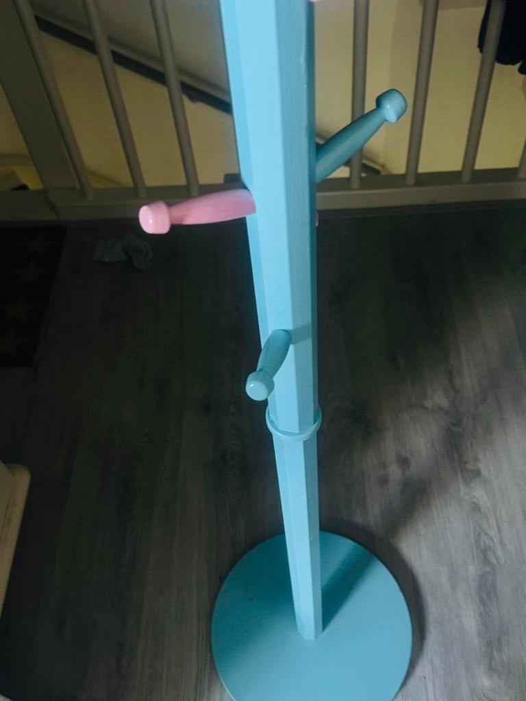 Leuke kinder kapstok in blauw en roze, Ophalen, Gebruikt, 100 tot 150 cm, Kinderkapstok