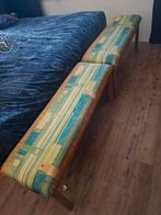 2 stevige houten bankjes met stoffen vintage bekleding, Ophalen