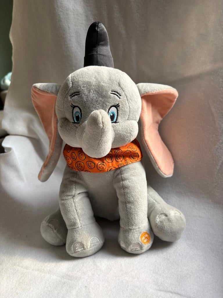 Dumbo knuffel met hoedje en sjaal, Kinderen en Baby's, Speelgoed | Knuffels en Pluche, Ophalen of Verzenden