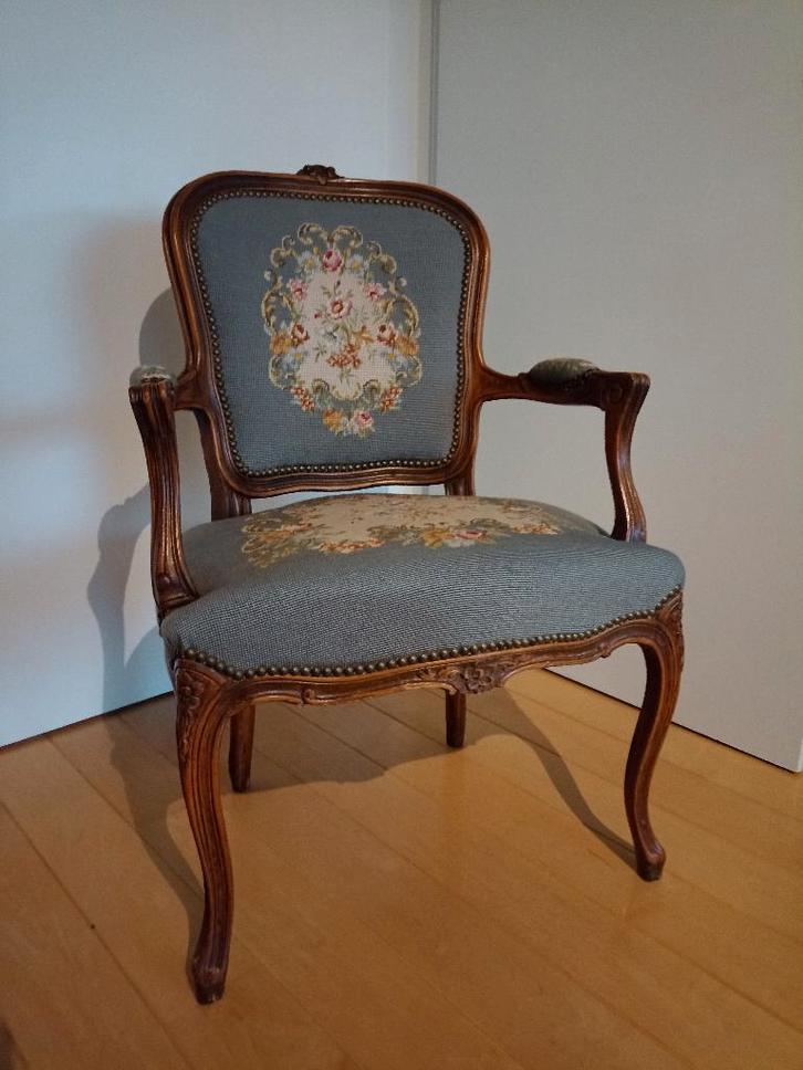 Louis XVI-stijl armstoel in een uitstekende staat, Huis en Inrichting, Stoelen, Gebruikt, Eén, Hout, Stof, Overige materialen