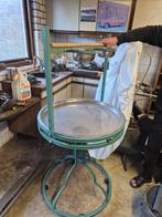 Rek met 2 voerbakjes.