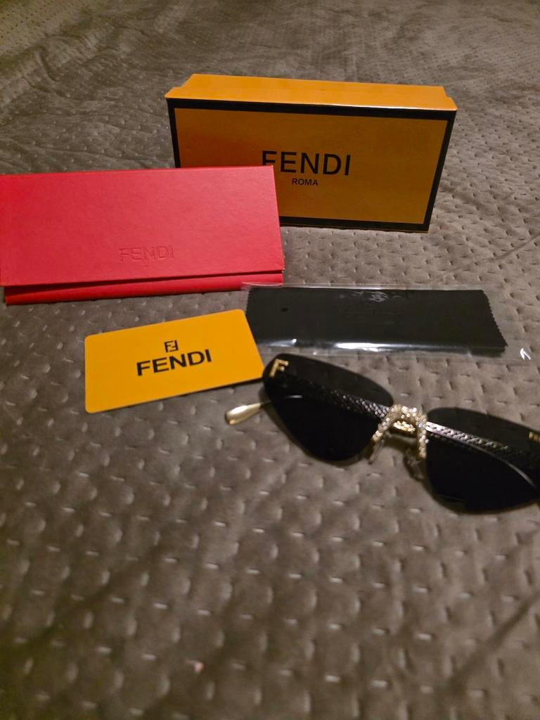 Fendi Zonnebril met Strass en doos cateye, Overige merken, Zonnebril, Zwart, Nieuw